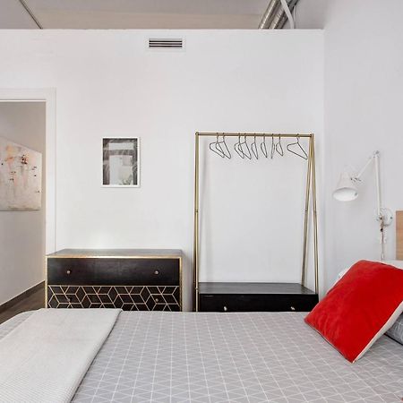 Stylish Apartment With Terrace For Couple Or Family Barcelona Bagian luar foto