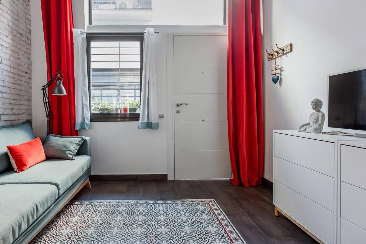 Stylish Apartment With Terrace For Couple Or Family Barcelona Bagian luar foto