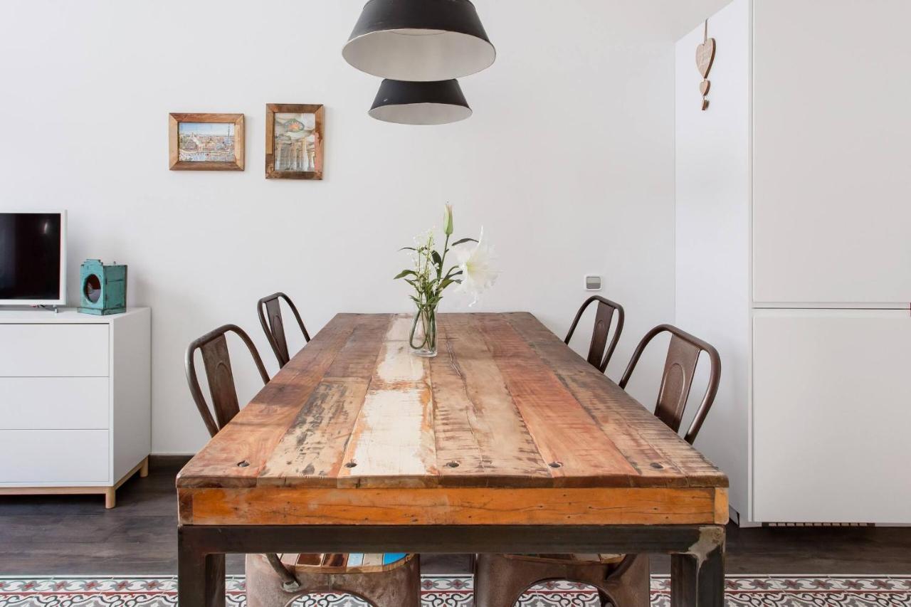Stylish Apartment With Terrace For Couple Or Family Barcelona Bagian luar foto