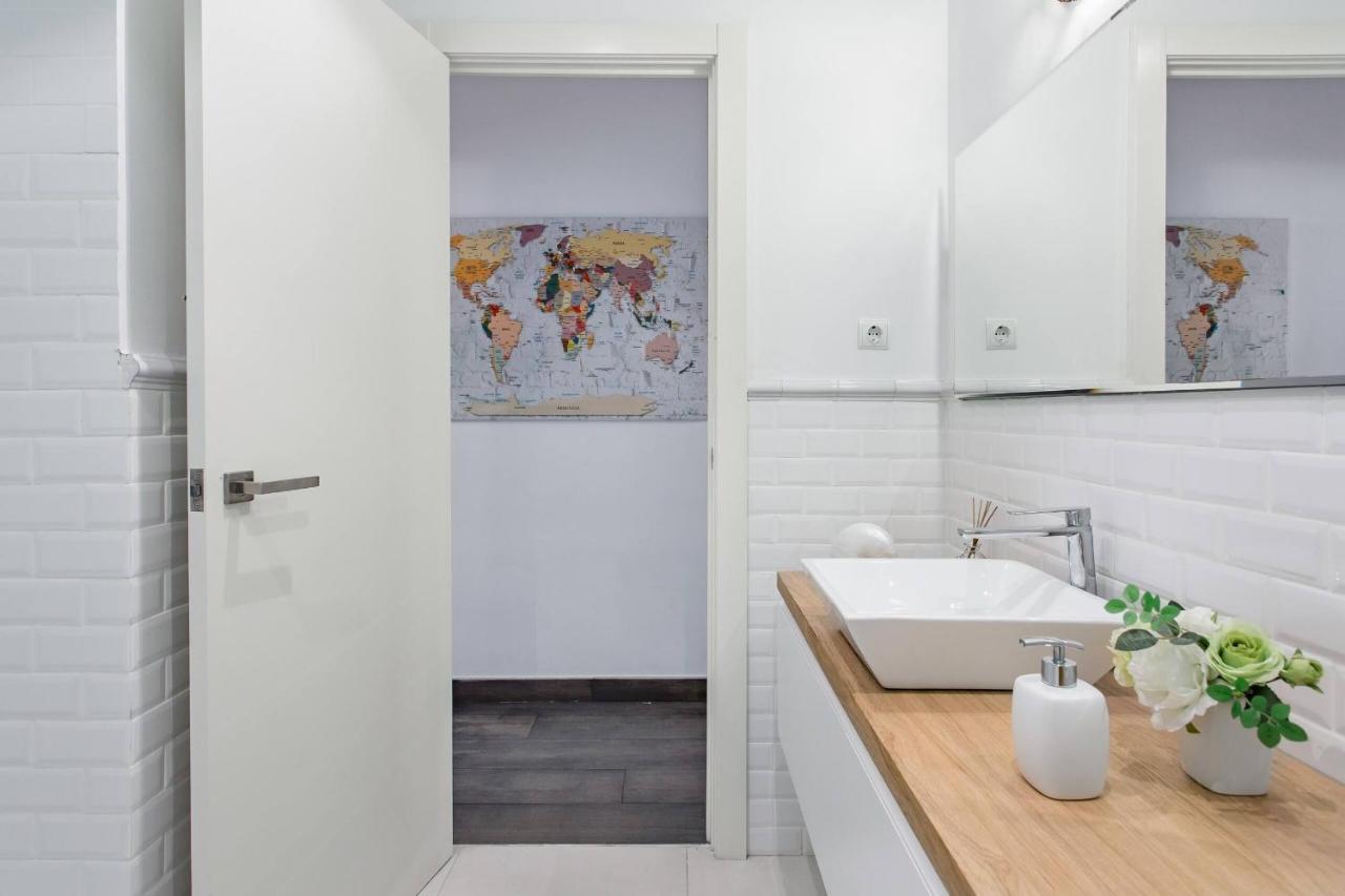 Stylish Apartment With Terrace For Couple Or Family Barcelona Bagian luar foto