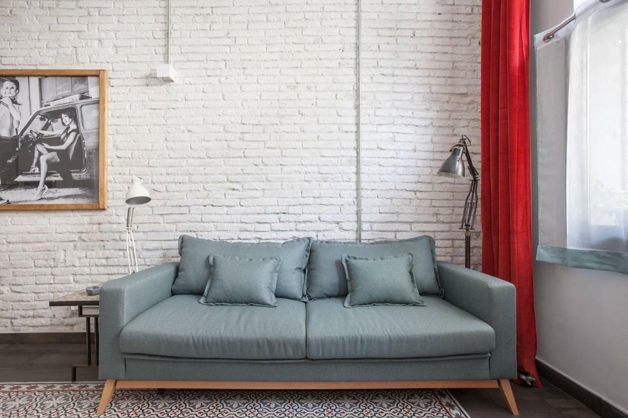 Stylish Apartment With Terrace For Couple Or Family Barcelona Bagian luar foto