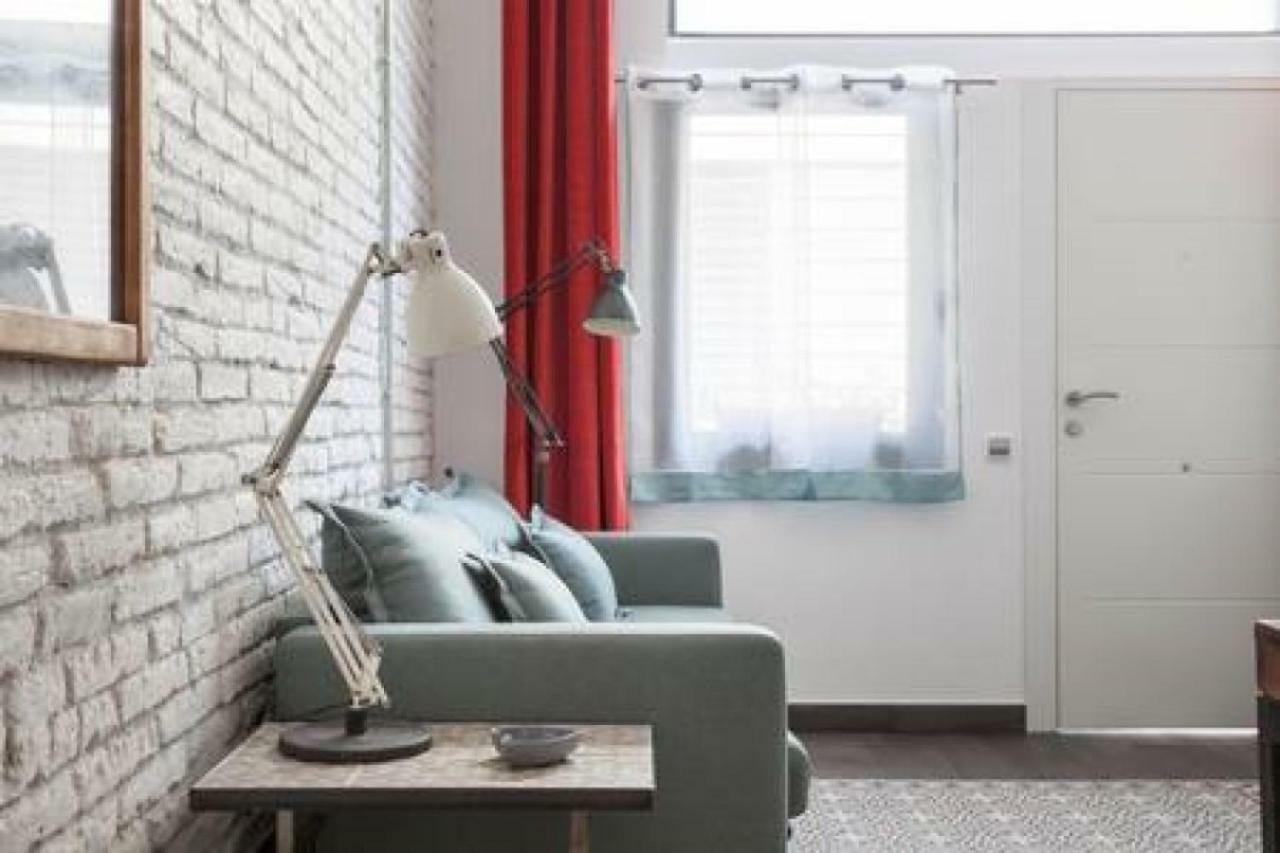 Stylish Apartment With Terrace For Couple Or Family Barcelona Bagian luar foto